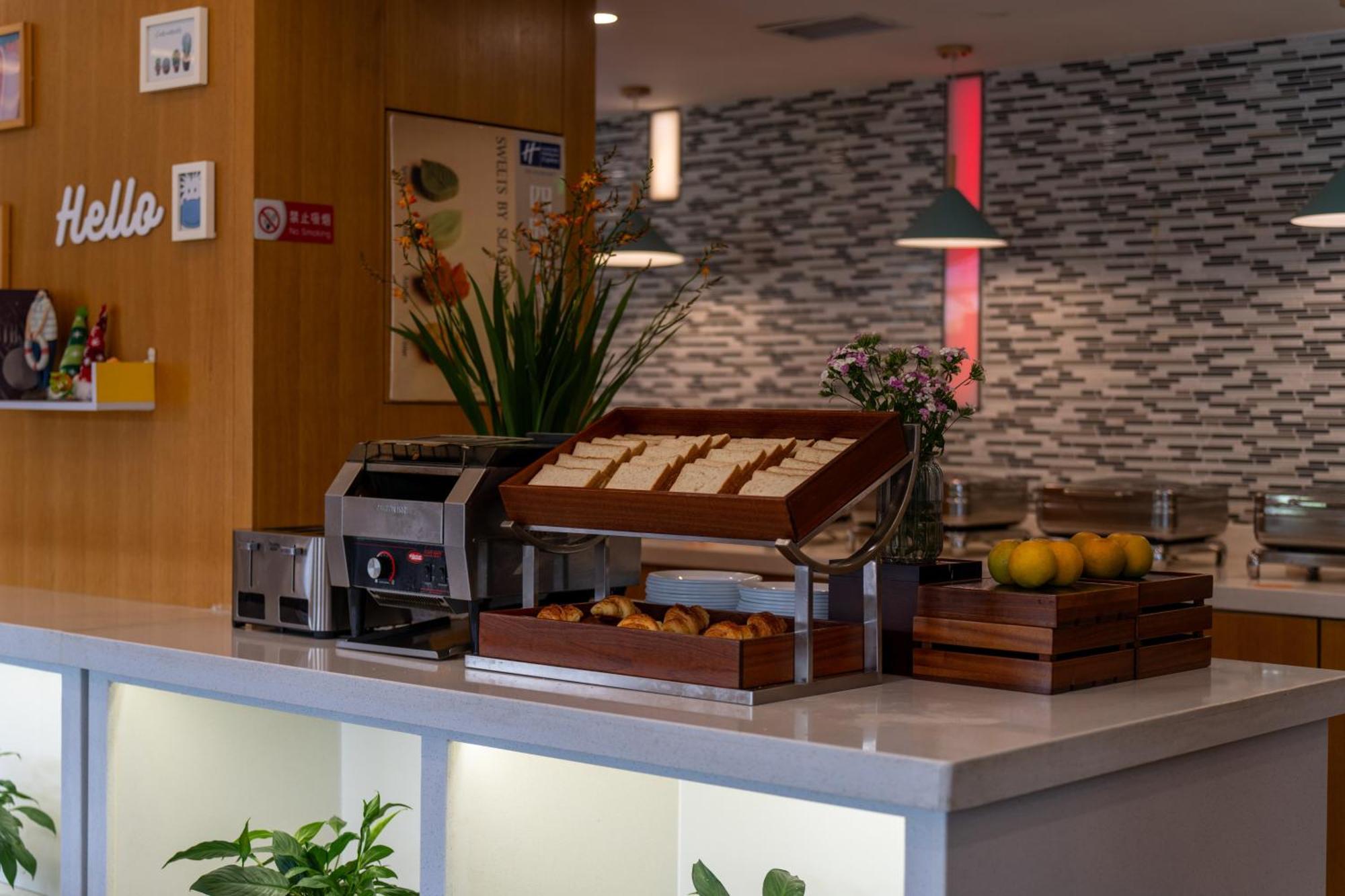 Holiday Inn Express Chengdu Airport Zone Free Shuttle From Shuangliu International Airport To Hotel ,Welcome Drink Eksteriør billede